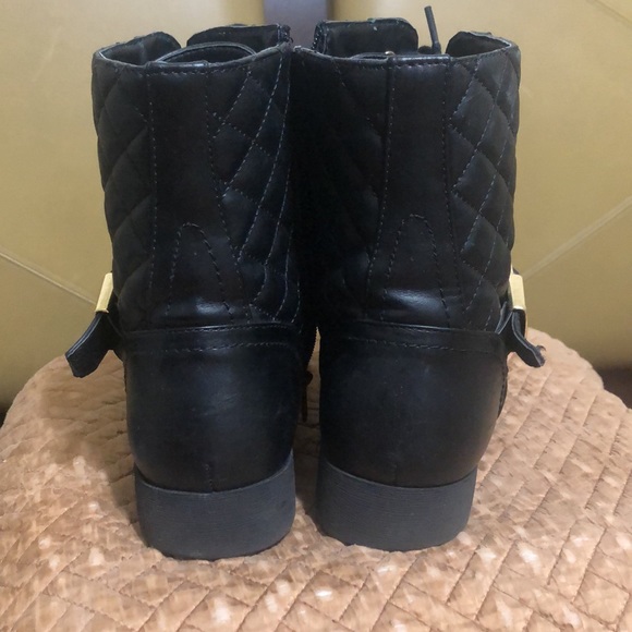 Women size 9 guess boots. - Picture 3 of 4